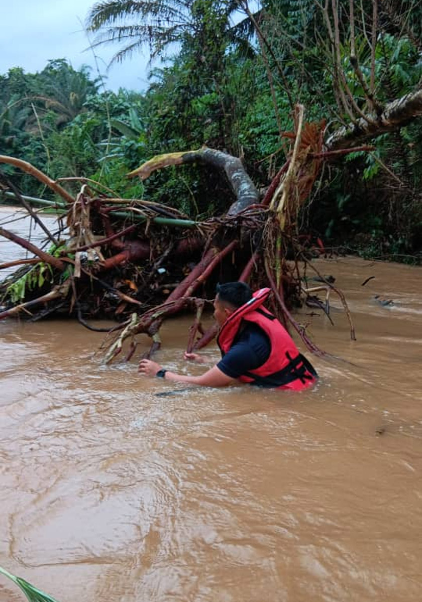 Operasi dilaksanakan secara surface searching dan menurutnya keadaan arus sungai masih deras. - Foto JBPM