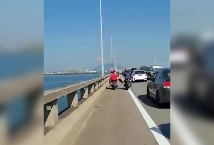 sepasang suami isteri ditahan susulan tindakan mereka yang mengundang bahaya terhadap penunggang motosikal di atas Jambatan Pulau Pinang. - Foto ihsan pembaca