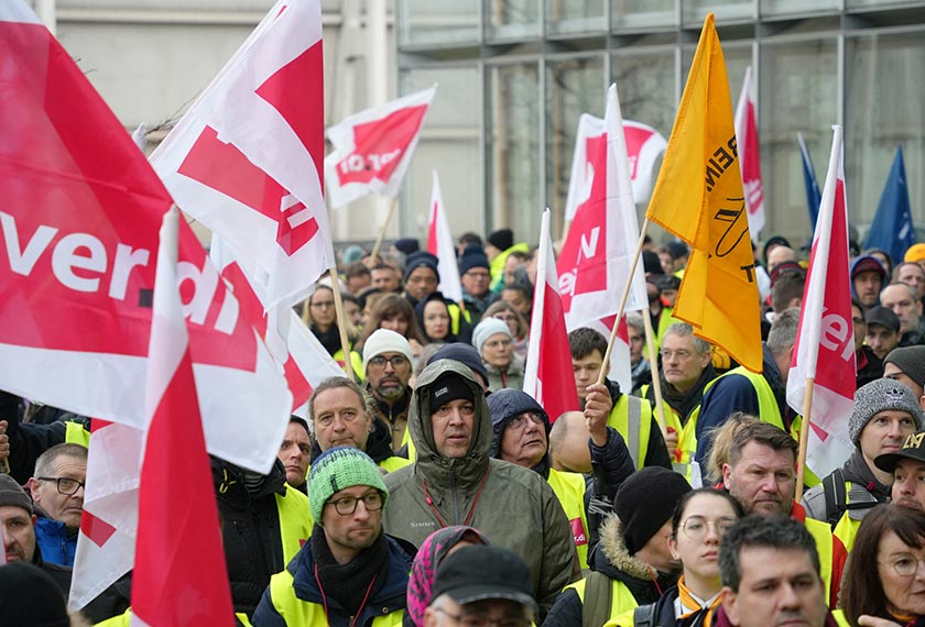 Kakitangan Lufthansa berhimpun mengadakan mogok di Frankfurt, Jerman, 7 Feb 2024. REUTERS