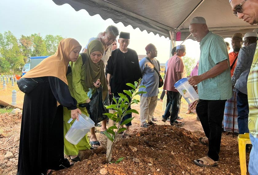 Allahyarham Mohd Azraai Khor Abdullah di Tanah Perkuburan Islam Taman Uda, di sini petang Khamis. - Astro AWANI