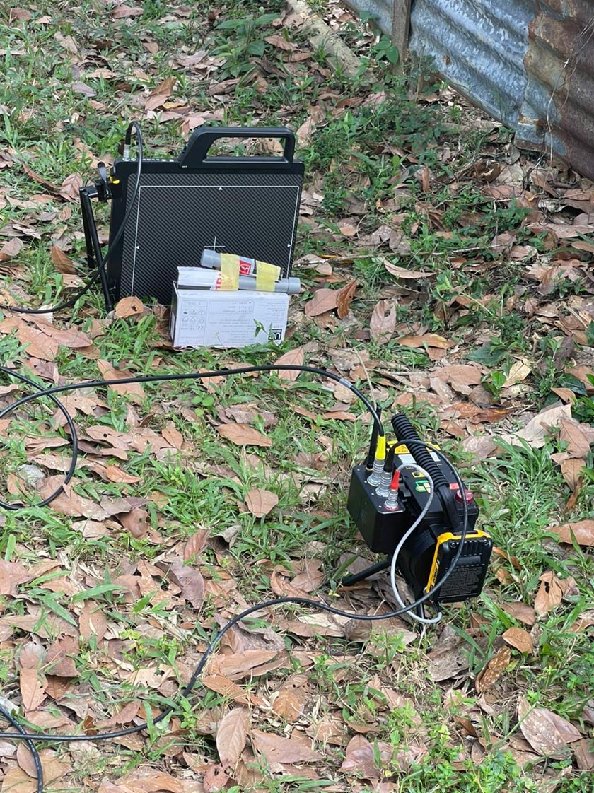 Antara bom tangan buatan sendiri yang ditemui di tempat kejadian. - Foto PDRM