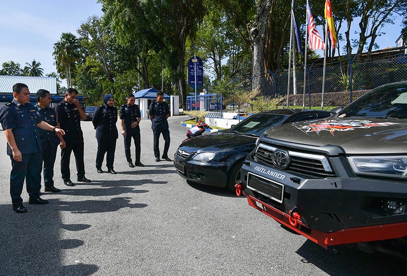 Ketua Polis Daerah Hulu Selangor Supt Ahmad Faizal Tahrim (kiri) menunjukkan kenderaan yang dirampas selepas mengadakan sidang media mengenai kejayaan menumpaskan sindiket dadah di Ibu Pejabat Daerah (IPD) Hulu Selangor hari ini. - Foto Bernama