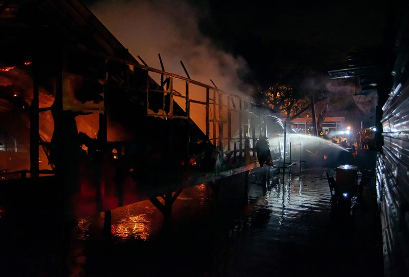  Anggota Jabatan Bomba dan Penyelamat Malaysia (JBPM) Labuan bertungkus-lumus memadamkan kebakaran dalam kejadian di Kampung Air Patau-Patau Dua malam tadi. - Foto Bernama