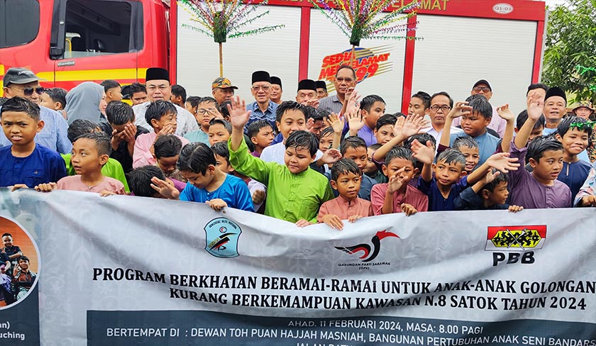 Peserta berkhatan terdiri anak-anak Persatuan Pesara Bumiputera Bersatu Sarawak (PBB) Satok dan jemputan daripada tiga buah sekolah rendah dalam kawasan N8 Satok. - Foto Bernama