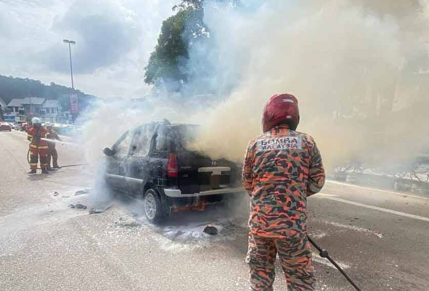 Anggota bomba memadamkan kebakaran kereta. - Foto BBP Penggaram