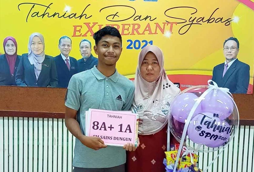 Wan Murni bersama Muhammad Amirul Nazmi ketika menerima keputusan SPM di SM Sains Dungun pada 2021. - Foto Sinar Harian