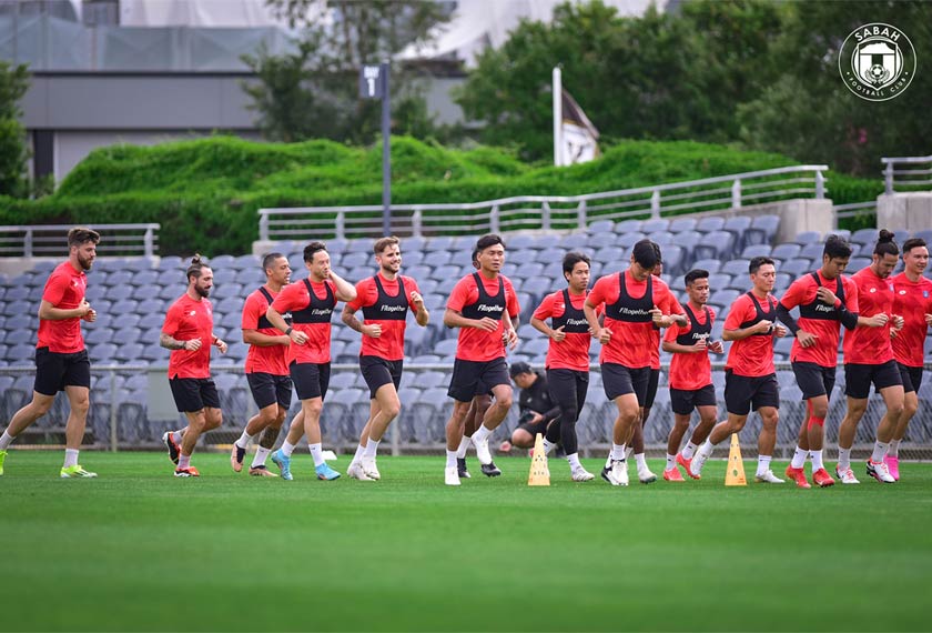 Para pemain Sabah giat menjalani latihan menjelang separuh akhir Zon ASEAN Piala AFC menentang Macarthur pada Selasa. - Foto FB Sabah FC