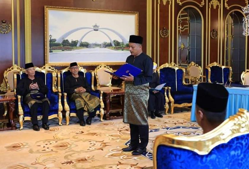 Aznan mengangkat sumpah pada Istiadat Pelantikan Yang Berhormat Ahli Majlis Mesyuarat Kerajaan Johor hari ini. - Foto RPO