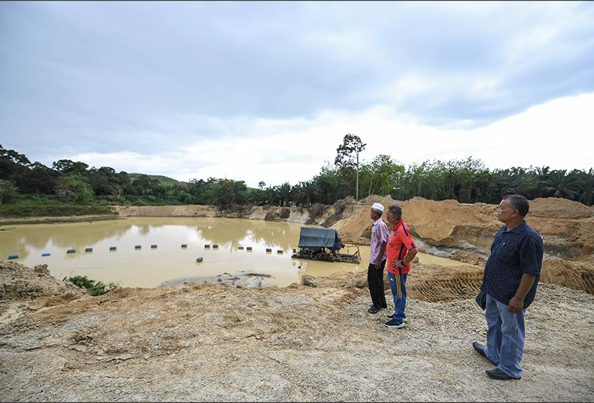 Sekumpulan penduduk di Kampung Jerai membantah projek menyedut pasir di kampung mereka yang didakwa mengancam keselamatan dan menjejaskan kelestarian alam sekitar. --fotoBERNAMA