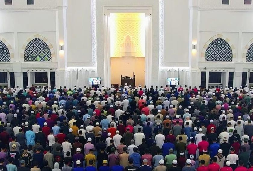 Lebih 7,000 jemaah hadir mengerjakan solat Subuh sempena Semarak Subuh di Masjid Sultan Iskandar, Bandar Dato’ Onn, di sini, pagi tadi. - Foto Astro AWANI