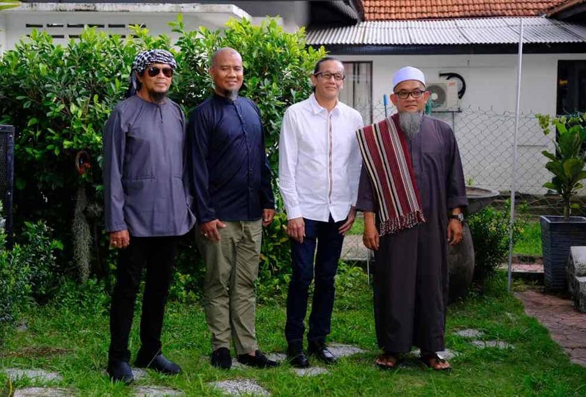 Ali (kiri) menyifatkan bantuan yang dihulurkan bersama-sama rakan selebriti sebagai saham akhirat buat mereka. - Foto Sinar Harian