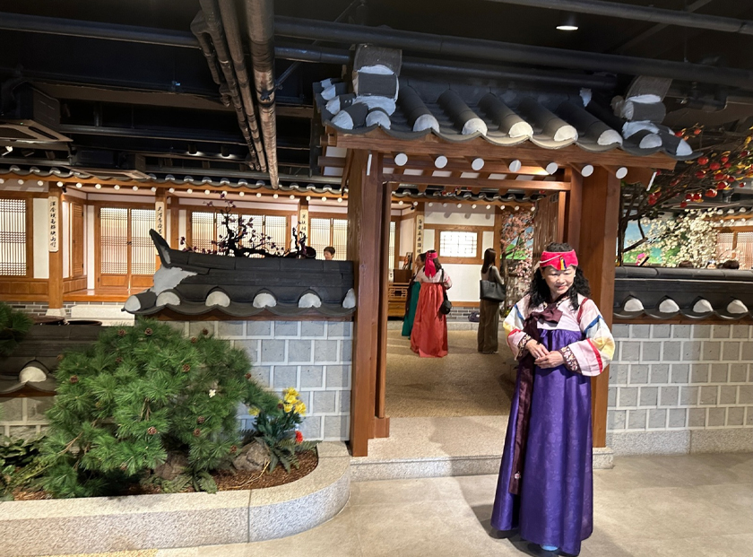 Kalau anda mahu memakai pakaian tradisional Korea, disini mereka memberi anda peluang untuk memakainya secara percuma