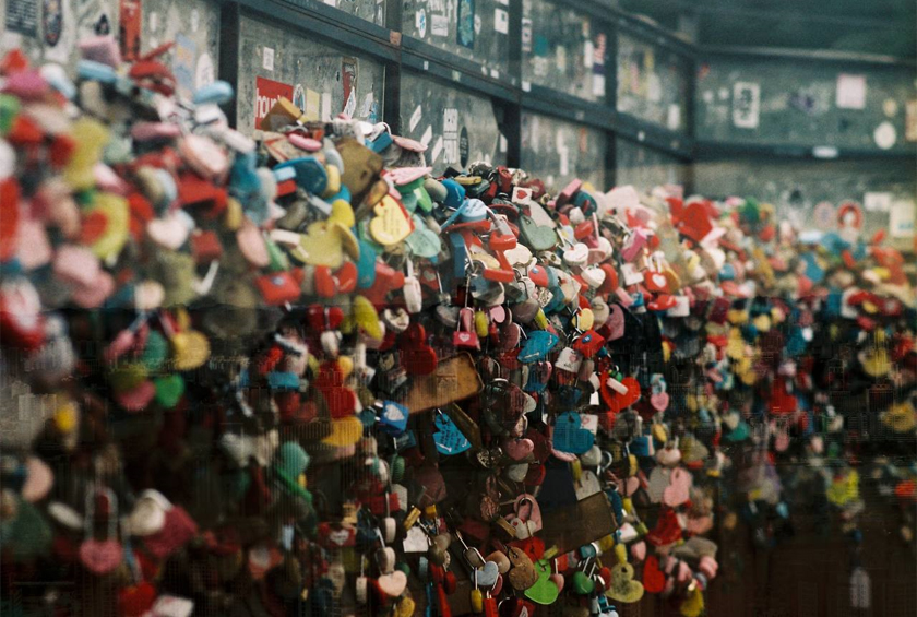 Pasangan yang sedang hangat bercinta, ini lokasi sesuai untuk anda kunci cinta anda di puncak Gunung Nam. Foto: Amiruddin Hardy 