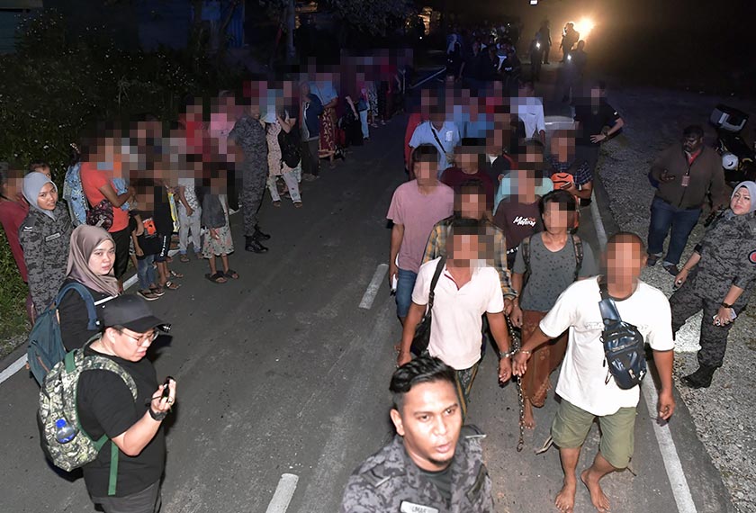 Sebahagian daripada 132 pendatang tanpa izin yang ditahan dalam operasi Imigresen di kawasan ladang kelapa sawit di Setia Alam pagi tadi. --fotoBERNAMA