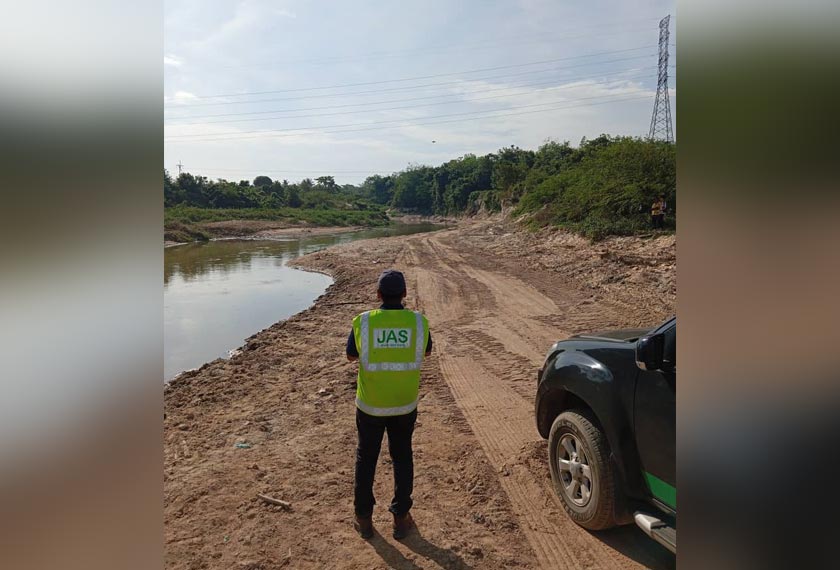 Pemeriksaan lapangan yang dilakukan pegawai penyiasat meliputi kawasan hulu sungai berjaya mengesan aliran air hitam dari Sungai Air Merah mengalir masuk ke Sungai Kulim. - Foto JAS Kedah