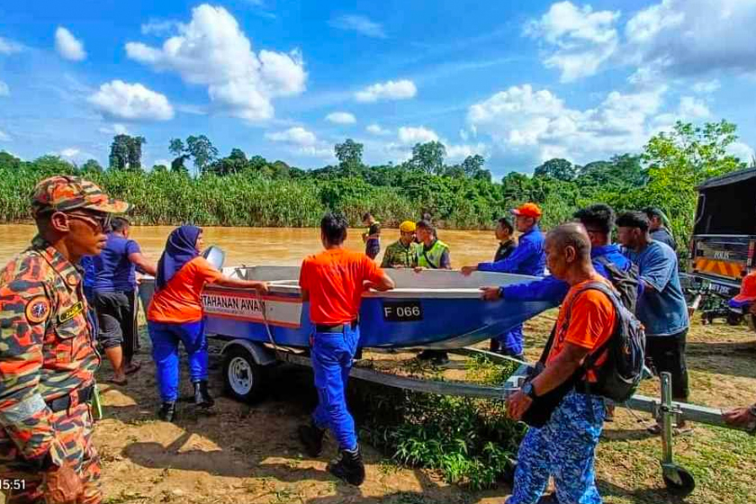 SAR bersama pelbagai agensi dan orang awam di lokasi kejadian. - Foto Ihsan PDRM
