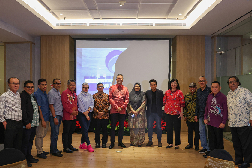 Syed Md Hasrin (tengah) bersama Ashwad dan Nur-ul Afida (tujuh, kanan) bergambar bersama delegasi media dari Malaysia ketika hadir pada Majlis Makan Malam ISWAMI bersama Duta Besar Malaysia di Indonesia di sebuah hotel di Ancol, Jakarta, 18 Feb 2024. -- fotoBERNAMA