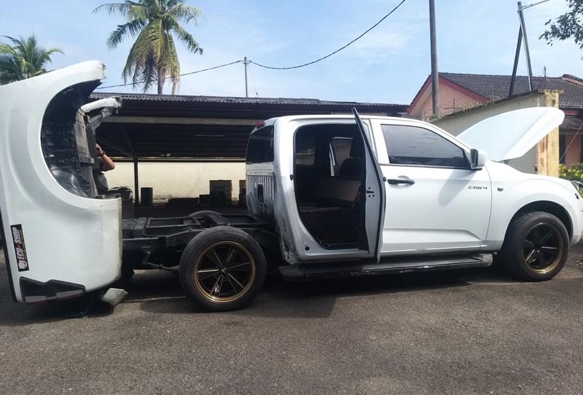 Beberapa bungkusan berisi daun ketum disembunyikan di tiga bahagian yang diubah suai pada pikap ini.