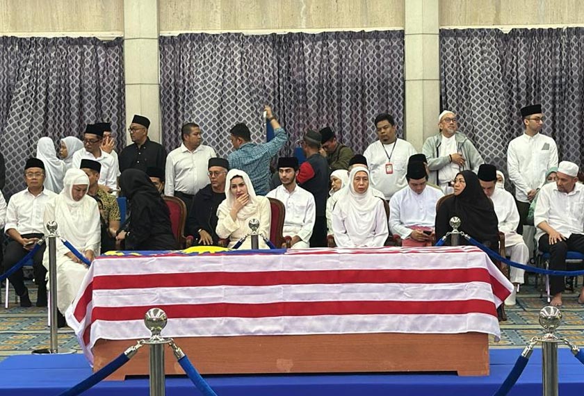 Jenazah Abdul Taib Mahmud ditempatkan di Dewan Syarahan Utama Masjid Negara untuk upacara penghormatan terakhir peringkat Semenanjung.