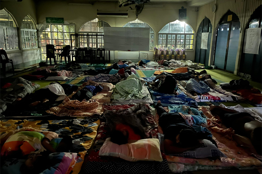Kanak-kanak gembira tidur di dalam masjid bersama rakan-rakan.