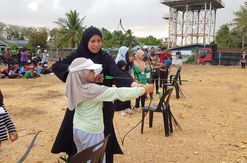 Peserta didedahkan dengan aktiviti memanah pada waktu petang.