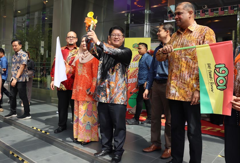 Datuk Ewon Benedick membunyikan hon bagi sesi ‘flag off’ konvoi 1901 Frankfurter & Gloria Jean’s Coffees.