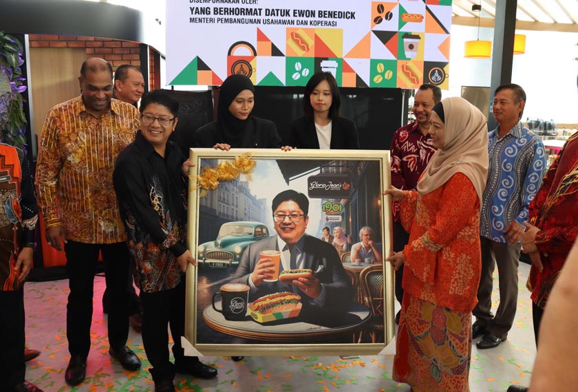 Pemberian cenderahati penghargaan berupa lukisan oleh Pernas diwakili Dato’ Hazimah Zainuddin, Pengerusi Pernas kepada Datuk Ewon Benedick, Menteri KUSKOP