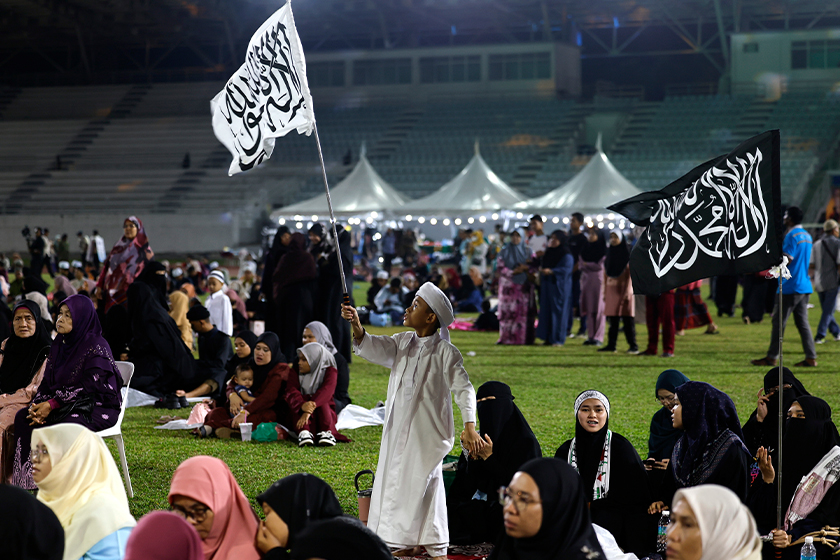 Pengunjung hadir sempena program Darul Ehsan Berselawat pada Program MADANI Rakyat Zon Tengah di Stadium Tertutup Kompleks Sukan Kuala Selangor malam tadi. --fotoBERNAMA
