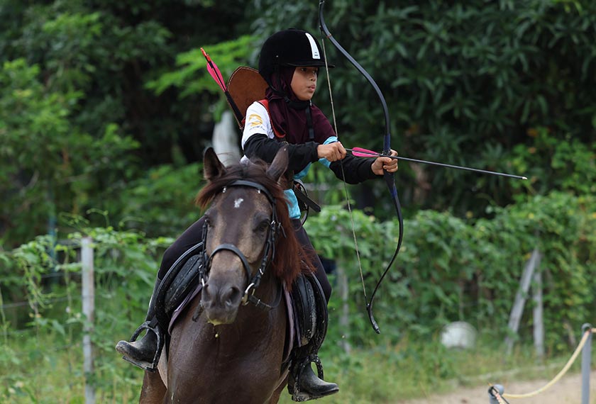 Heba Nusaybah menunjukkan aksi memanah berkuda ketika ditemui baru-baru ini. --fotoBERNAMA
