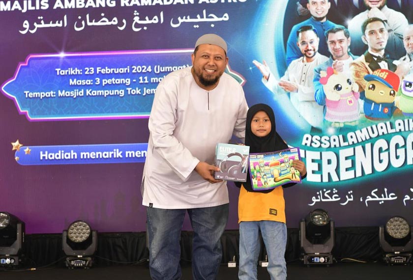 Wan Syahrul Amry ketika hadir bagi menyampaikan hadiah pada Majlis Ambang Ramadan Astro di Kuala Nerus, Terengganu. - Foto Astro 