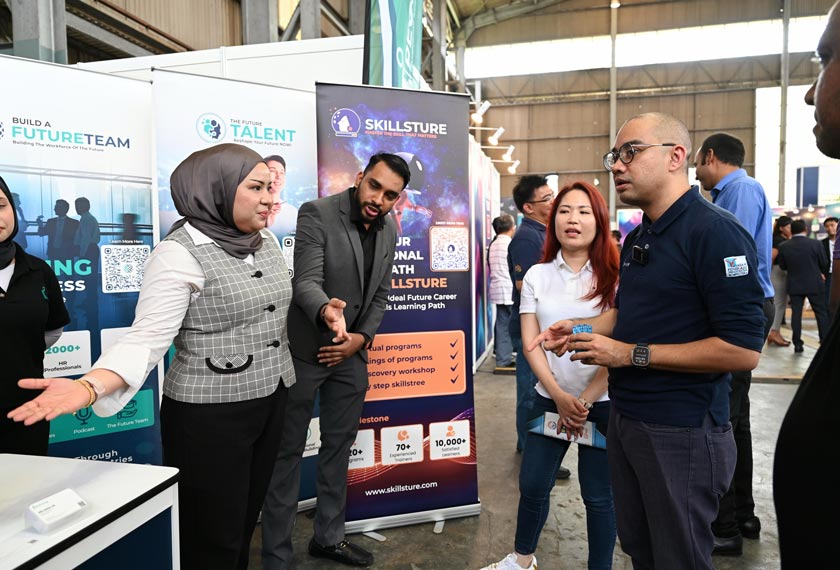 Ketua Pegawai Eksekutif Yayasan Peneraju, Ibrahim Sani mengadakan sesi perkongsian dengan pempamer dalam FFCCND.