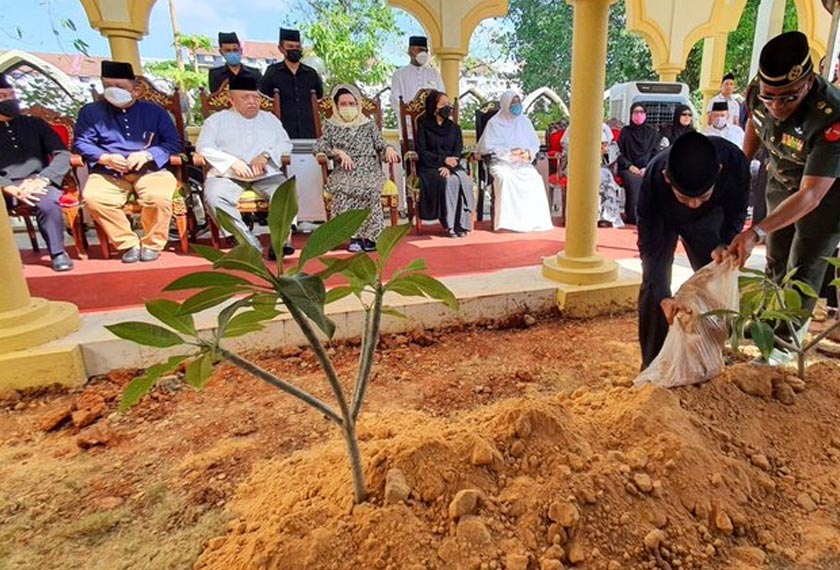 Upacara pengebumian jenazah Allahyarham di Makam DiRaja Arau selesai kira-kira 4.15 petang semalam. --fotoBERNAMA