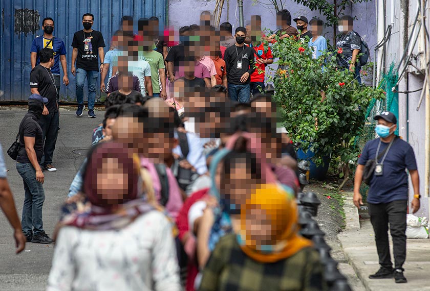 Dalam serbuan itu, seramai 370 warga asing telah diperiksa manakala lebih 100 daripada mereka didapati melakukan kesalahan di bawah Akta Imigresen 1959/63.