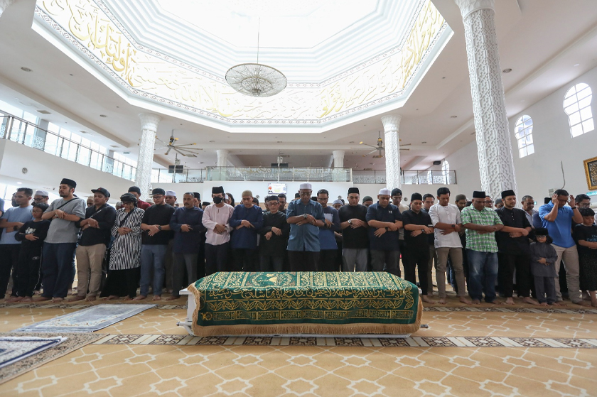 Solat jenazah dilakukan di Masjid Kampung Baru. - Gambar/ Astro/ Azrul Rafie