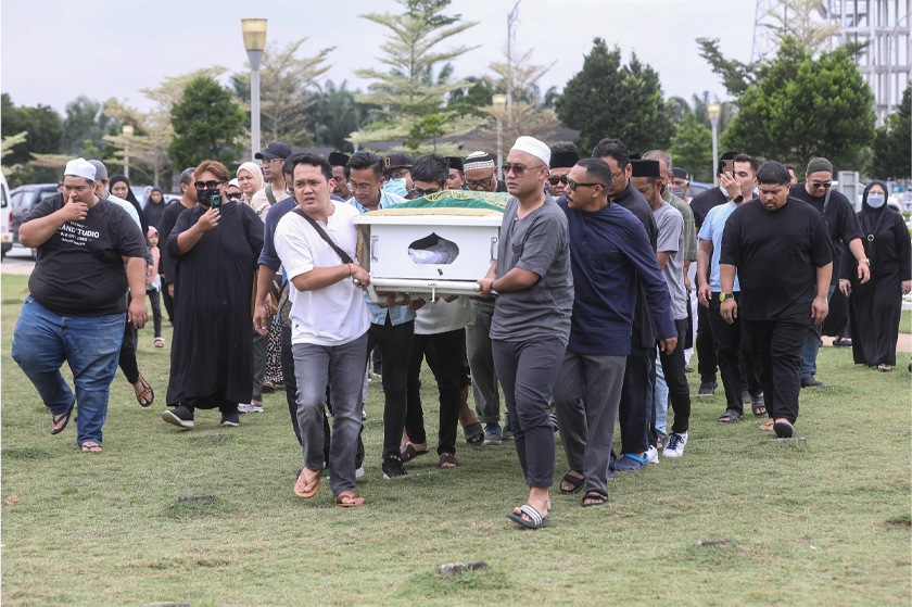 Sekitar pengebumian Allahyarham Fiza Kamarudin di Tanah Perkuburan Raudathul Sakinah, Taman Selasih, hari ini. - Gambar/ Astro/ Azrul Rafie