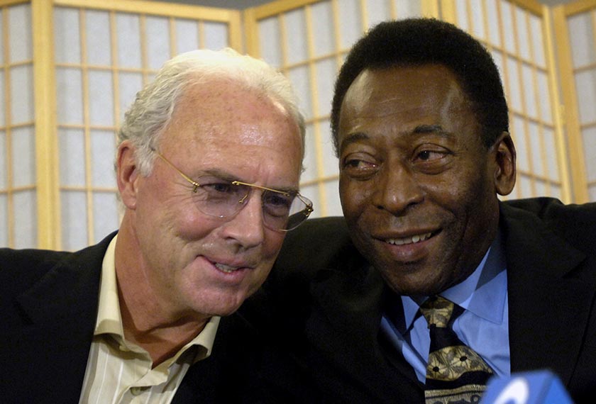 Legenda bola sepak Franz Beckenbauer (kiri) bersama Edson Arantes Do Nascimento atau Pele ketika satu sidang akhbar yang diadakan di New York pada tahun 2006. - Foto AP