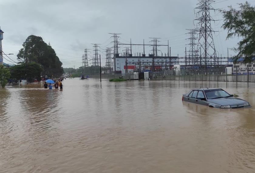 Tinjauan Astro AWANI ke kawasan itu mendapati air mencecah sehingga ke paras dada di beberapa tempat. - Foto Astro AWANI