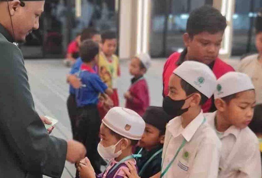 Kanak-kanak beratur bagi mendapatkan duit poket kerana berjaya menunaikan solat Subuh berjemaah di masjid sebelum ke sekolah. - Foto Sinar Harian