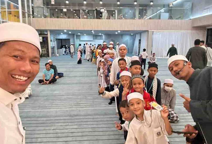 Mohammad Yaakub (kiri) bersama jemaah cilik yang menunaikan solat Subuh berjemaah sebelum ke sekolah. - Foto Sinar Harian