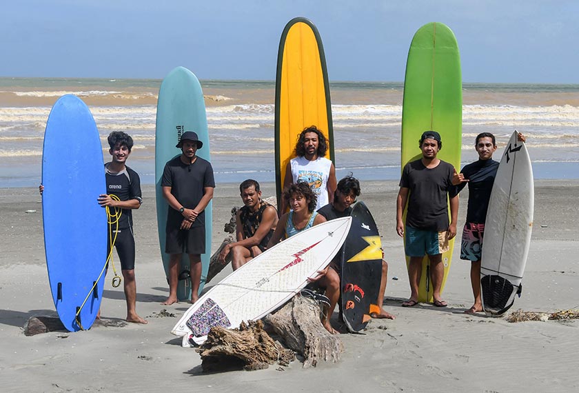 Sebahagian ahli Kemasin Surfing Club ketika ditemui Bernama di Pantai Kemasin baru-baru ini. --fotoBERNAMA