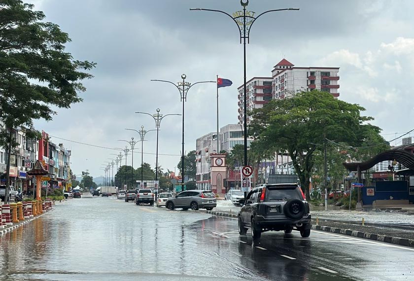 Bagaimanapun masih ada beberapa lokasi yang masih digenangi air namun jumlah yang dilaporkan tidak banyak. - Foto Astro AWANI
