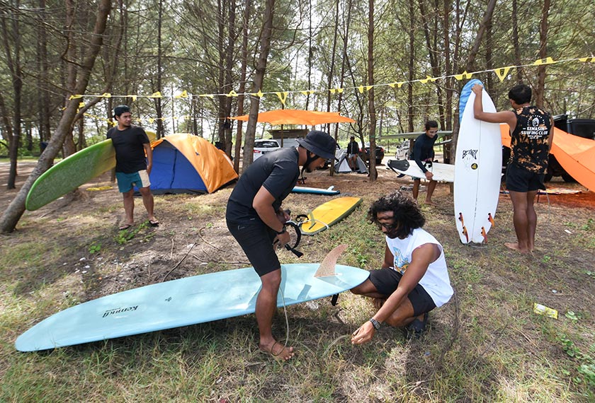 Ahli Kemasin Surfing Club melakukan persiapan sebelum memulakan aktiviti itu ketika ditemui Bernama di Pantai Kemasin baru-baru ini. --fotoBERNAMA
