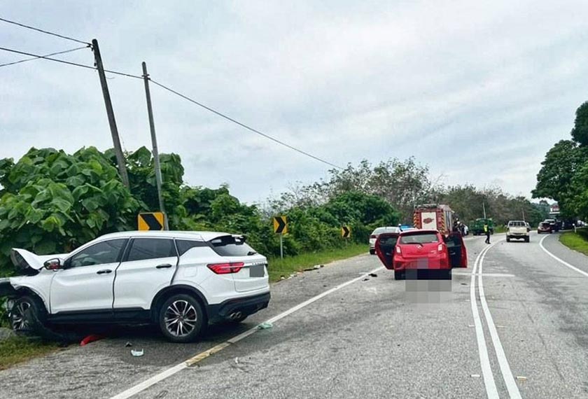Tiga kenderaan terbabit dalam kemalangan yang meragut nyawa seorang kakitangan HKL. - Foto PDRM