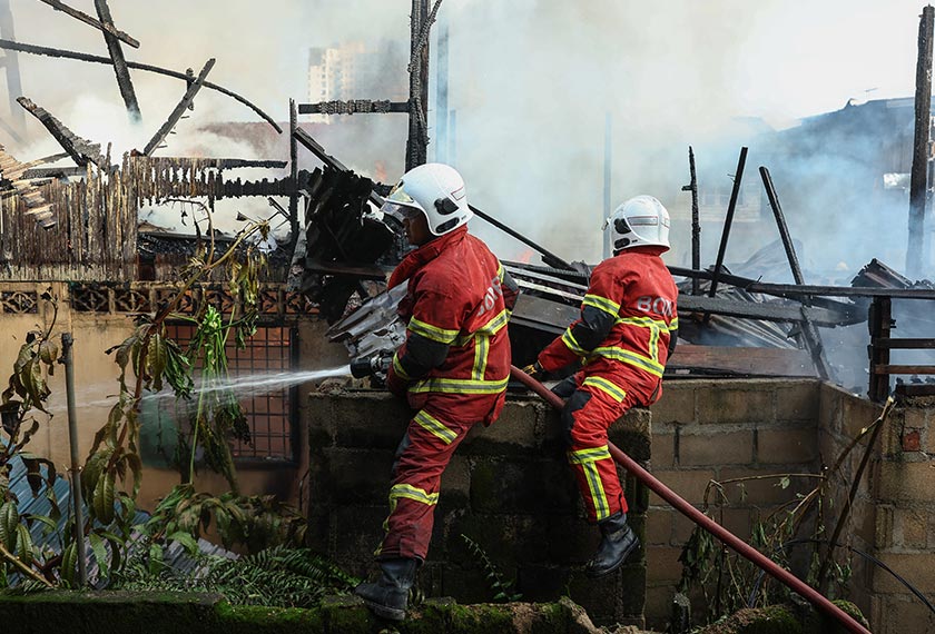 Situasi di beberapa buah rumah yang terbakar sekitar jam 8 pagi di Jalan Sultanah Zainab, Kampung Sireh hari ini. - Foto Bernama