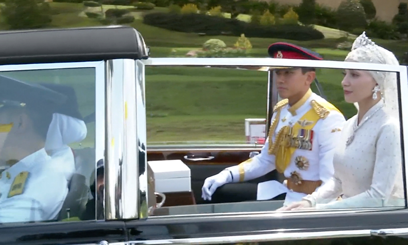 Kedua mempelai pengantin diraja memakai persalinan putih sedondon dibawa menyertai perarakan mengelilingi Bandar Seri Begawan. - Gambar/ Tangkap layar RTBGo