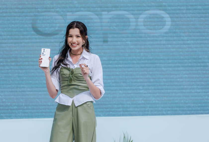 Pakar OPPO, Amelia Henderson memperaga dan menerangkan tentang reka bentuk dan keupayaan kamera Siri OPPO Reno11 5G.
