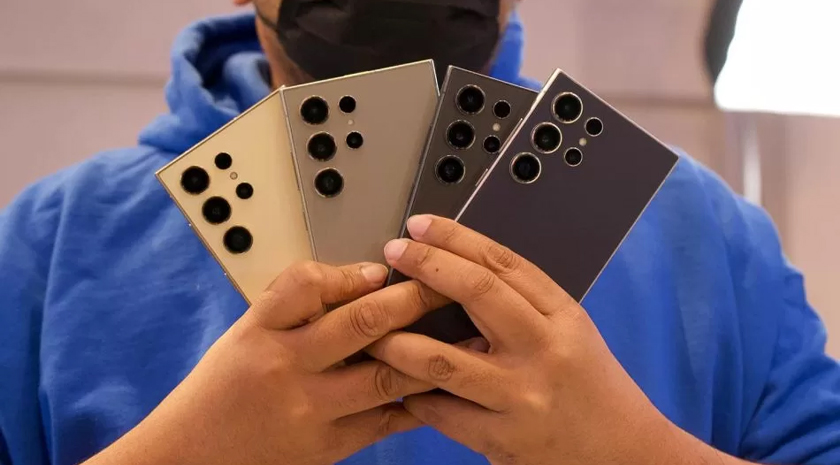 Sebelum ini Samsung menjadi yang pertama di kalangan pengeluar Android yang menawarkan kemas kini empat versi Android dan lima tahun tampalan sekuriti. Ia bukan sahaja ditawarkan pada peranti kelas mercu Galaxy S dan Galaxy Z, tetapi juga pada siri Galaxy A yang lebih mampu milik.  Dengan sokongan perisian yang lebih panjang ini, peranti keluaran Samsung dapat digunakan untuk tempoh yang lebih lama. Tiada lagi kerisauan mengenai kerentanan sekuriti yang boleh menyebabkan kerugian kepada pemilik. Sudah dapat dilihat tahun ini kemas kini Samsung adalah yang terpantas di kalangan pengeluar Android. Ini mungkin akan mencabar pengeluar lain untuk turut mengikuti jejak Samsung dan Google dalam masa terdekat.