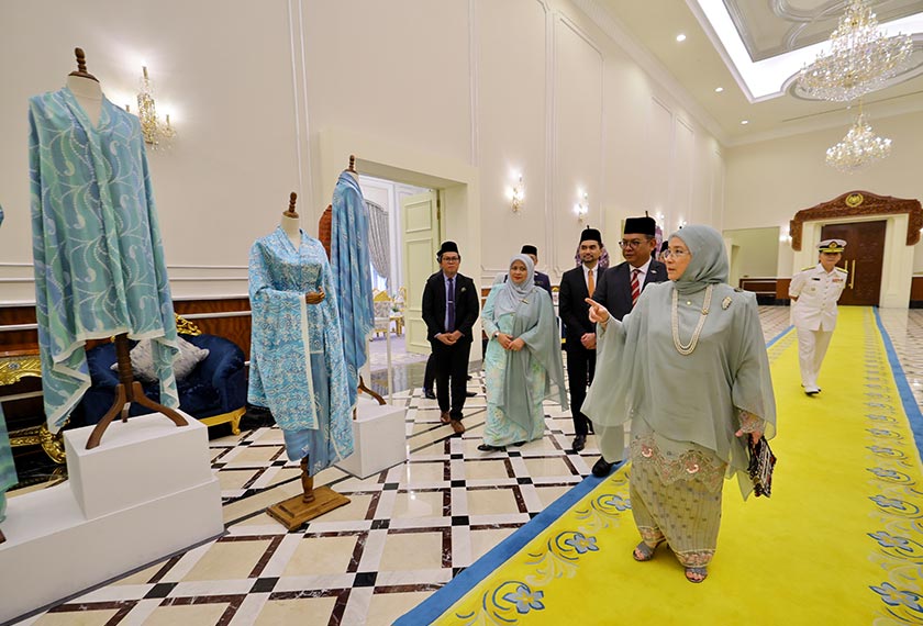 Raja Permaisuri Agong Tunku Azizah Aminah Maimunah Iskandariah berkenan menunjukkan beberapa koleksi batik hasil sentuhan baginda selepas majlis penganugerahan Diploma Kehormat Seni Kraf Batik daripada Kraftangan Malaysia di Istana Negara hari ini.  - Foto Bernama