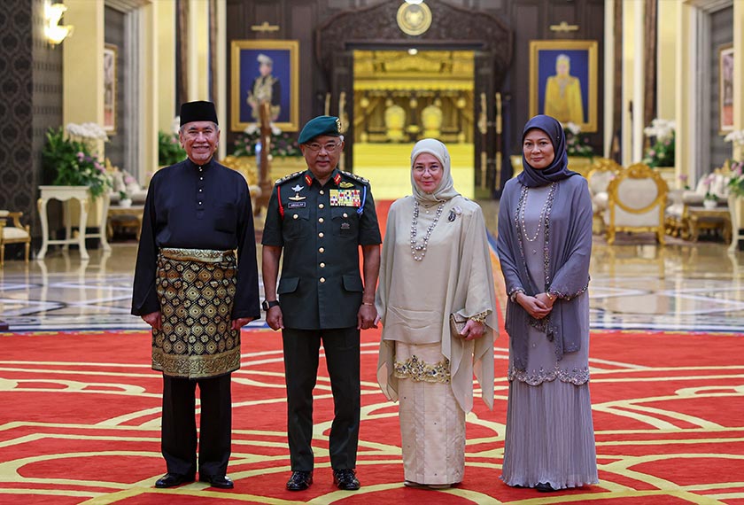 Yang di-Pertuan Agong dan Raja Permaisuri Agong berkenan bergambar bersama Yang Dipertua Negeri Sarawak Tun Wan Junaidi Tuanku Jaafar dan isteri Toh Puan Fauziah Mohd Sanusi. - Foto Bernama