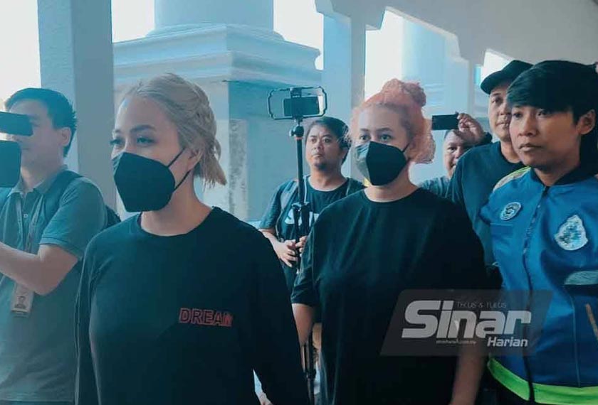 Norhidayah (dua dari kiri) dan Norshazrina (dua dari kanan) dibawa ke Mahkamah Sesyen Kuala Lumpur untuk menghadapi satu pertuduhan membuat pengiklanan khidmat persundalan, minggu lalu. - Foto Sinar Harian